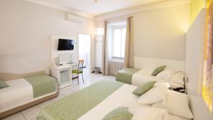 Una televisión o centro de entretenimiento en Albergo Pesce D'oro