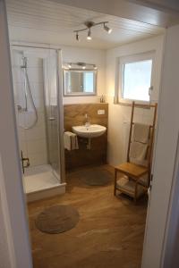 uma casa de banho com um lavatório e um chuveiro em Ferienhaus Jutta am Bodensee em Uhldingen-Mühlhofen