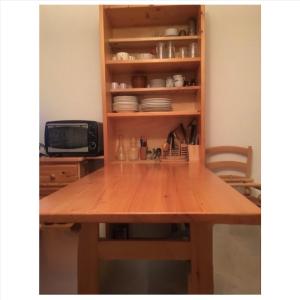 een houten tafel in een keuken met een plank bij Bel appartement en résidence in Les Contamines-Montjoie