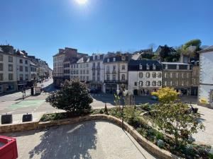 a view of a city street with buildings at N9 APPARTEMENT DE CHARME **** MORLAIX in Morlaix