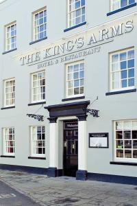 un edificio blanco con una puerta delante en Kings Arms Hotel, en Bicester