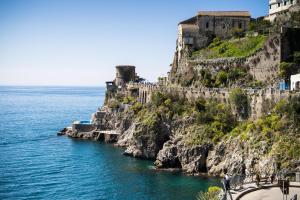 een kasteel op een klif naast de oceaan bij FRENNESIA Amalfi Coast in Atrani