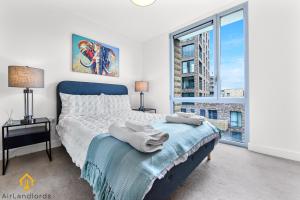 מיטה או מיטות בחדר ב-Exclusive 3 bed 3bath Penthouse near Canary Wharf