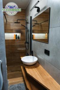 bagno con lavandino bianco e specchio di Apartamenty na Zatorskiej - Noclegi Energylandia, Oświęcim, Zator 