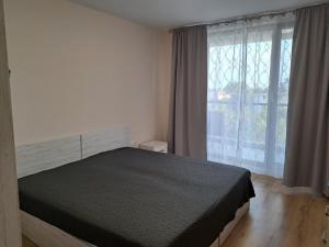 Un pat sau paturi într-o cameră la Апартамент Deluxe 7