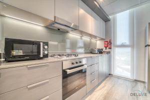 Kuchyň nebo kuchyňský kout v ubytování Idyllic 2BR with Assistant Room at Mesk 1 Midtown Dubai Production City by Deluxe Holiday Homes