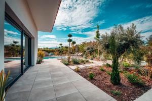 przejście prowadzące do domu z basenem w obiekcie Villas de Provence - Maison avec piscine chauffée "Nirvana Pop Art" w mieście LʼIsle-sur-la-Sorgue