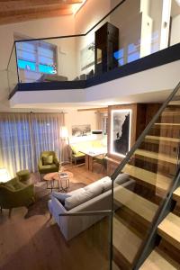 una sala de estar con una escalera en una casa en Penthouse Nr 9, en Oberstaufen