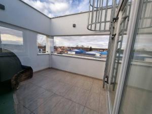 Zimmer mit Balkon und Stadtblick in der Unterkunft Apartman Nika in Sesvete