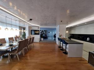 a kitchen and dining room with a table and chairs at Apartman Nika in Sesvete
