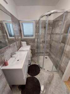 W łazience znajduje się prysznic i umywalka. w obiekcie Apartment Jasenka w mieście Brodarica