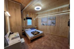 ein Schlafzimmer mit einem Bett in einem Zimmer mit Holzwänden in der Unterkunft Casa encima del Mar, parquing, 4 patios, idilico in El Escobonal
