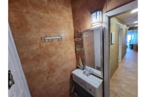 ein Bad mit einem Waschbecken und einem Spiegel in der Unterkunft Casa encima del Mar, parquing, 4 patios, idilico in El Escobonal