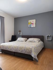 1 dormitorio con 1 cama y 1 silla en Apartment Jasenka en Brodarica