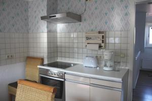 a kitchen with a stove and a counter top at Pauls, Ferienwohnung in Celle