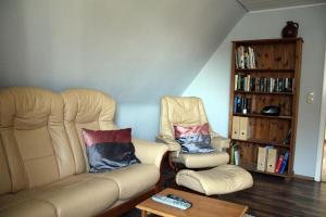 a living room with two chairs and a couch at Pauls, Ferienwohnung in Celle