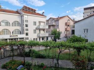 vista sugli edifici degli appartamenti dal cortile di Dom B Apartments a Budua