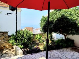 Ein Garten an der Unterkunft Villa Grande Vista - Lovely Apartment with Private spacious lush mediterranean patio and Sea view