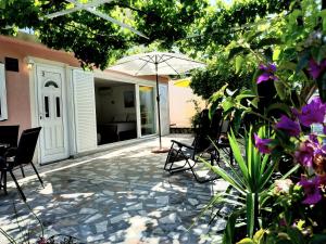 Ein Garten an der Unterkunft Villa Grande Vista - Lovely Apartment with Private spacious lush mediterranean patio and Sea view
