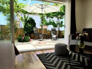 Ein Sitzbereich in der Unterkunft Villa Grande Vista - Lovely Apartment with Private spacious lush mediterranean patio and Sea view