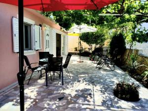 Ein Patio oder anderer Außenbereich in der Unterkunft Villa Grande Vista - Lovely Apartment with Private spacious lush mediterranean patio and Sea view