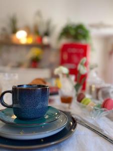 a blue coffee cup and saucer on a counter at Indarsena b&b in Portoferraio