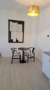 Pokój ze stołem, 2 krzesłami i lampką w obiekcie Studio Oporto (Gaia) w mieście Vila Nova de Gaia