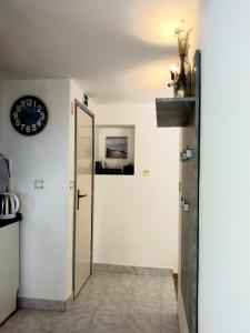 Küche/Küchenzeile in der Unterkunft Villa Grande Vista - Lovely Apartment with Private spacious lush mediterranean patio and Sea view