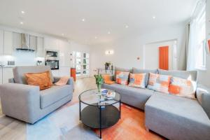 Kuchyň nebo kuchyňský kout v ubytování House 10 mins to Tower Bridge Hot Tub & Parking