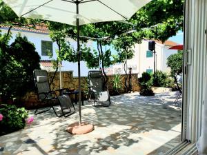 Ein Garten an der Unterkunft Villa Grande Vista - Lovely Apartment with Private spacious lush mediterranean patio and Sea view
