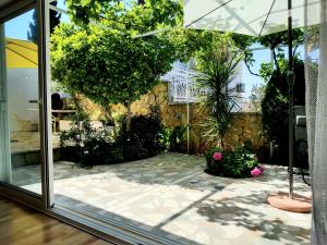 Ein Garten an der Unterkunft Villa Grande Vista - Lovely Apartment with Private spacious lush mediterranean patio and Sea view
