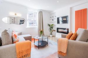 Sala de estar con 2 sofás y mesa en House 10 mins to Tower Bridge Hot Tub & Parking en Londres