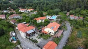 uma vista aérea de uma casa com telhados laranja em Casa de Santa Luzia A em Vila Praia de Âncora