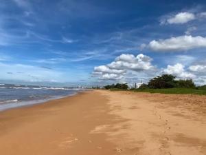 a view of a sandy beach with the ocean at Ed Bertholi - Vista lateral do mar com garagem in Serra