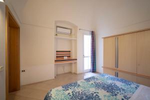 una camera da letto con un letto e una finestra di WePuglia - Residence CalaPaura a Polignano a Mare