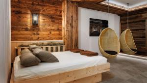 Ein Bett oder Betten in einem Zimmer der Unterkunft ADLER HÄUSERN Gourmet & Spa Hotel