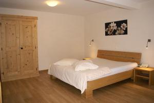 Ein Bett oder Betten in einem Zimmer der Unterkunft Hotel Bad Schwarzsee