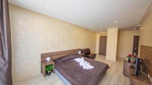 A bed or beds in a room at Aparthotel Paradiso