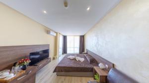 A television and/or entertainment centre at Aparthotel Paradiso