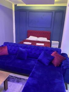 sala de estar con sofá azul y cama en Daily, en Konak