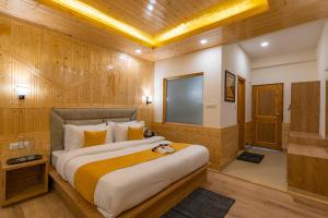 Letto o letti in una camera di The Social Stays Manali formerly ArtBuzz