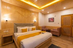 Letto o letti in una camera di The Social Stays Manali formerly ArtBuzz