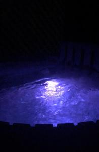 een donkere kamer met een blauw licht op de grond bij Cabañas Cavaci 