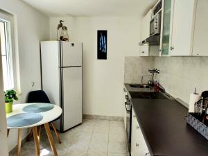 Küche/Küchenzeile in der Unterkunft Villa Grande Vista - Lovely Apartment with Private spacious lush mediterranean patio and Sea view