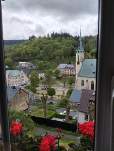 una vista desde la ventana de una ciudad con iglesia en Apartmán Albreit 1 en Jáchymov