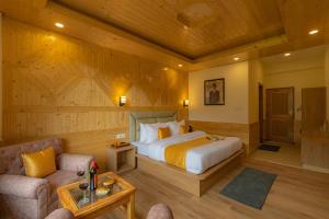 Letto o letti in una camera di The Social Stays Manali formerly ArtBuzz
