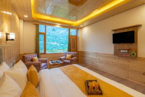 TV o dispositivi per l'intrattenimento presso The Social Stays Manali formerly ArtBuzz