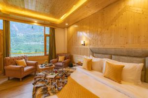 Area soggiorno di The Social Stays Manali formerly ArtBuzz