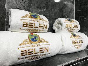 uma pilha de toalhas de hotel sentadas numa prateleira em Hotel Belen Fahrenkrug em Fahrenkrug