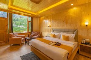 Letto o letti in una camera di The Social Stays Manali formerly ArtBuzz